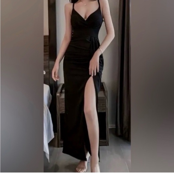 Dresses & Skirts - Elegant Black Evening Dress